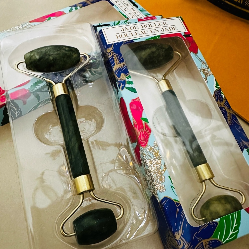 Green Jade Roller for Face and Neck - Picture 2 of 9